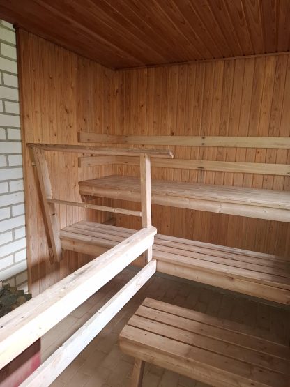 Rantasaunan saunatila ja lauteet