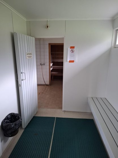 Rantasaunan sisääntulo ja pukuhuone