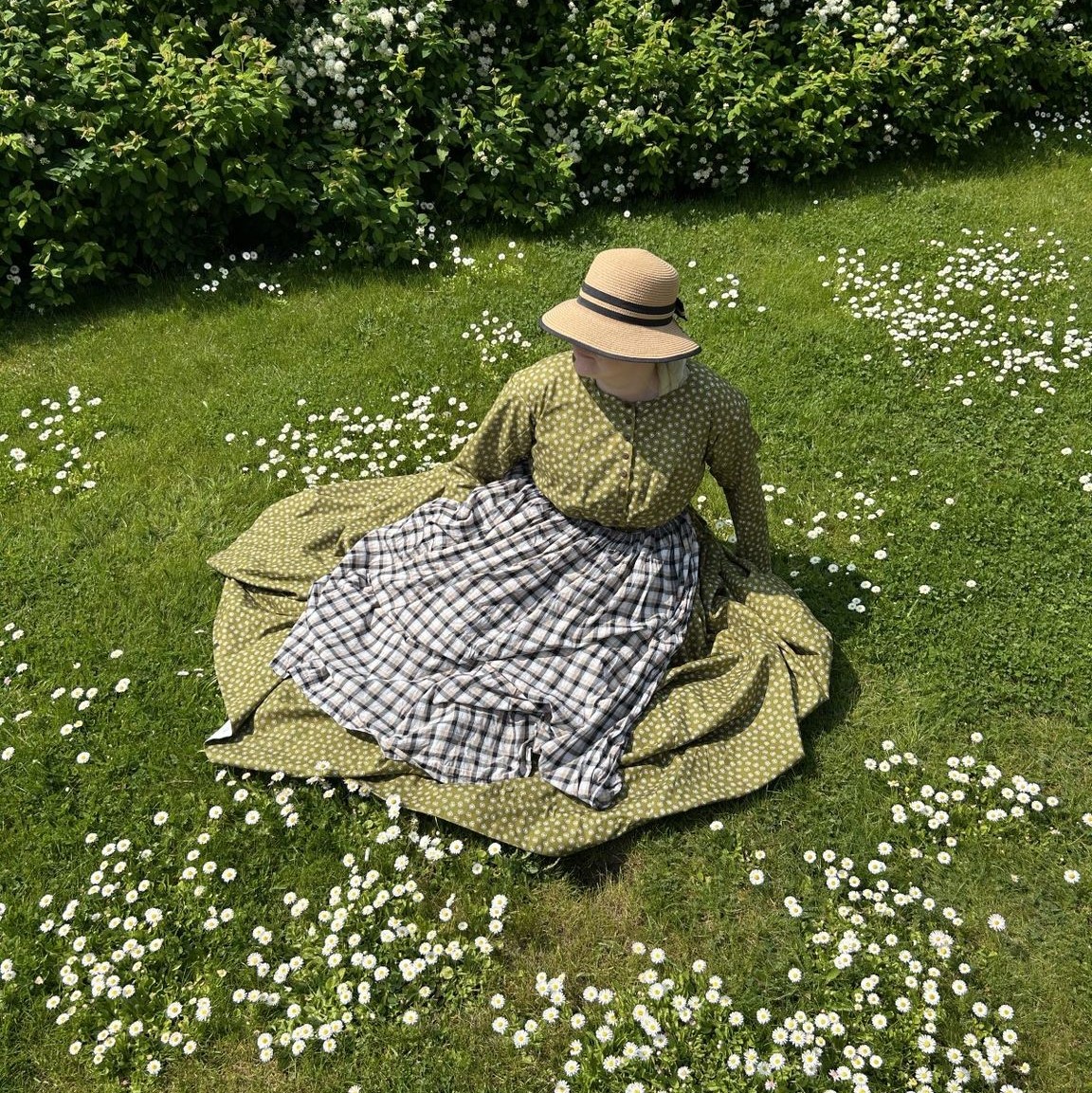 Esitelmä 6.2. klo 17.00: Kurkistus porvarisrouvan garderoobiin: naisten pukeutuminen 1810-1870