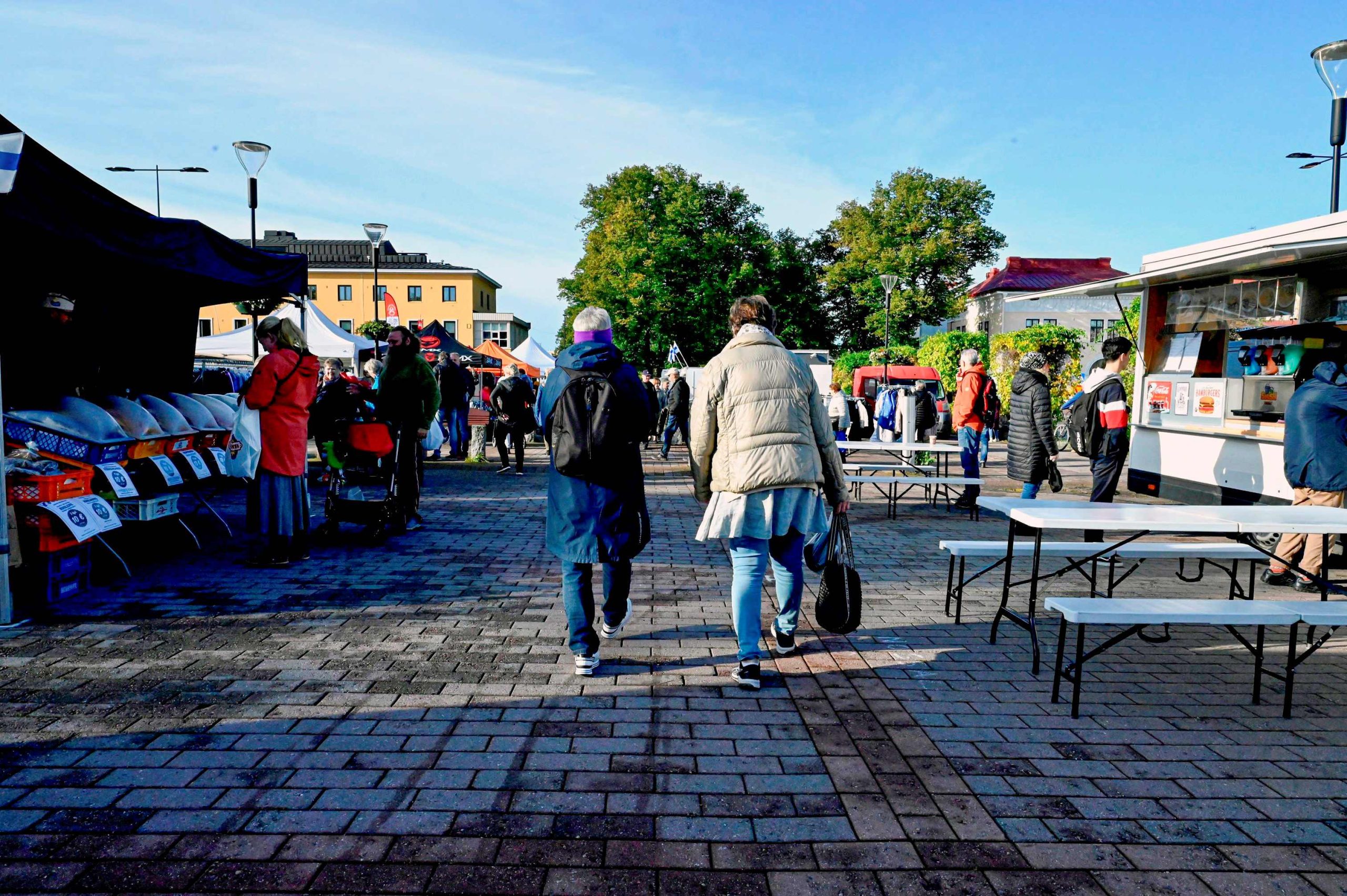 Toripaikka: Päivä (yksityishenkilöille) 4 x 4 m